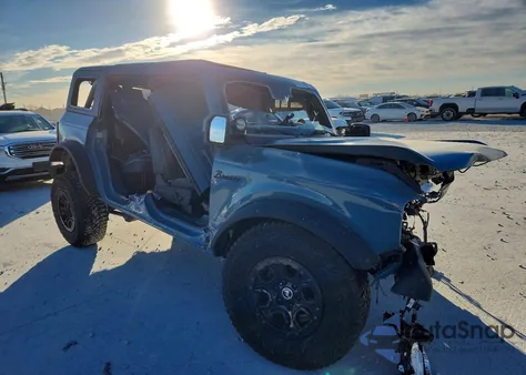 2021 Ford Bronco Base z USA, uszkodzony, nr VIN 1FMEE5DPXMLB06273